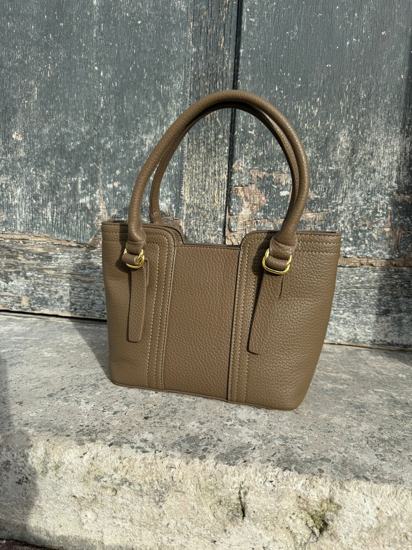 Sac à main taupe à détails doré