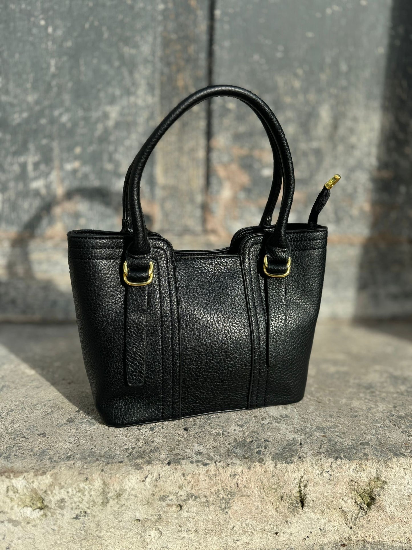 Sac à main noir à détails doré
