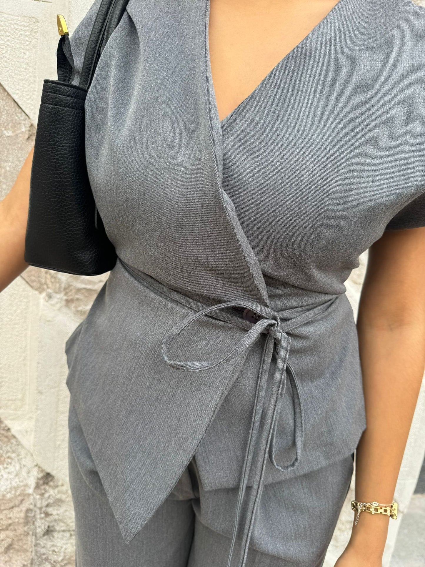 Ensemble asymétrique gris