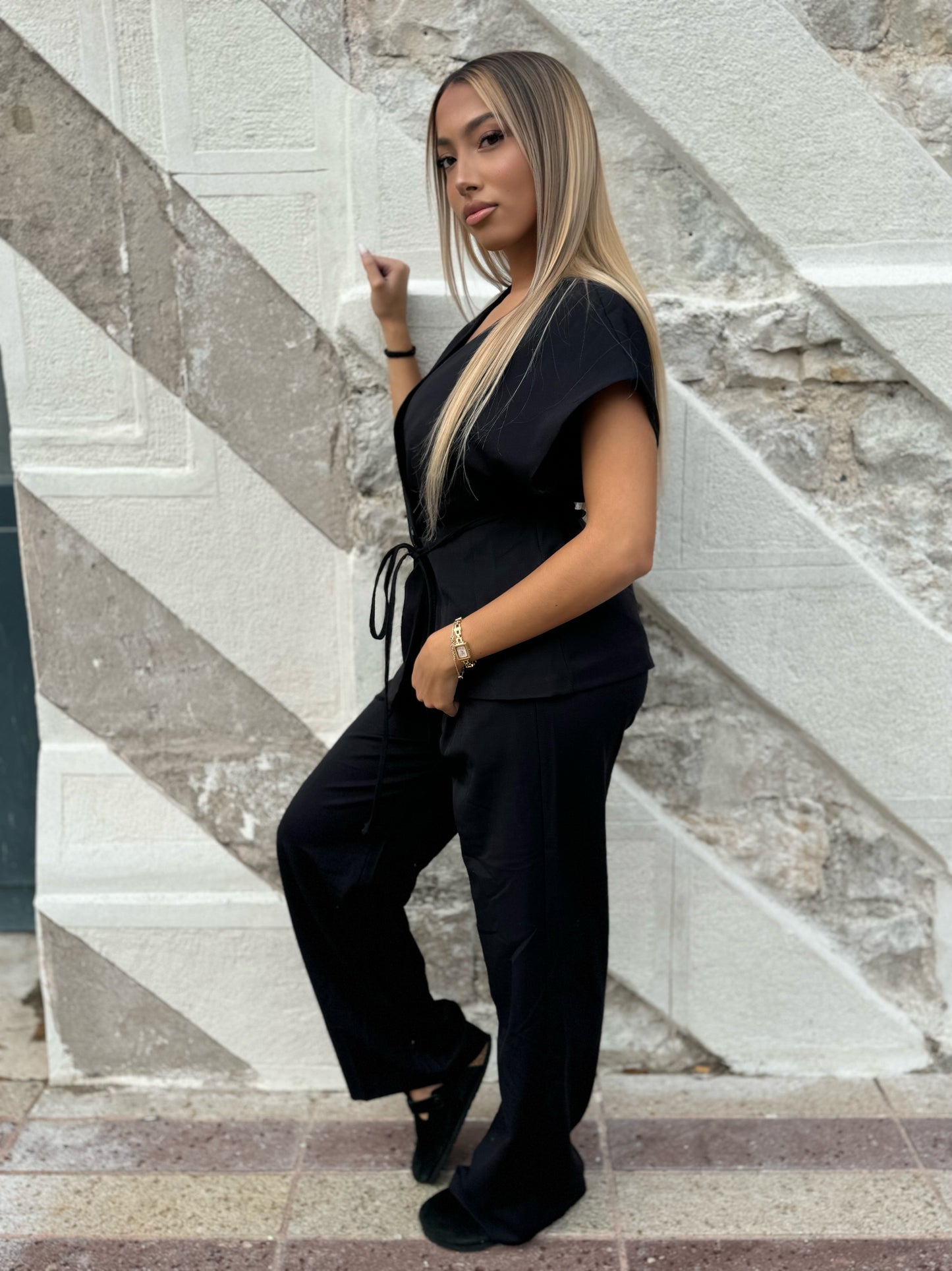 Ensemble asymétrique noir