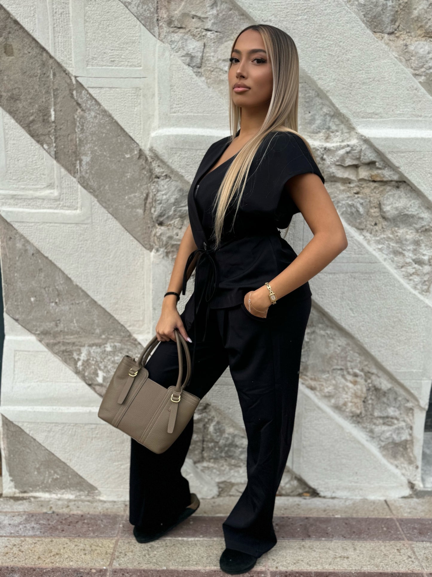 Ensemble asymétrique noir