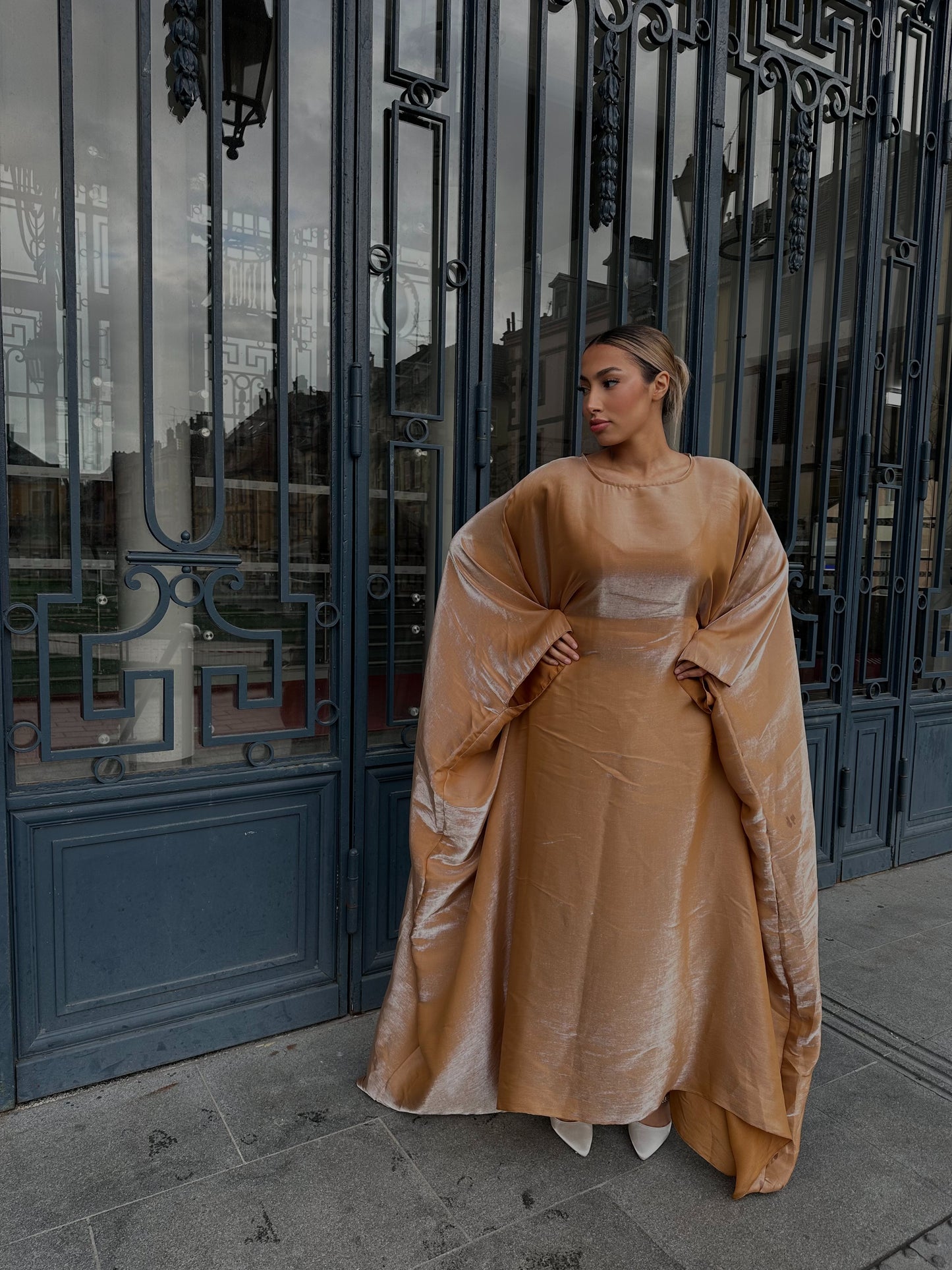 Abaya brillante doré serrée