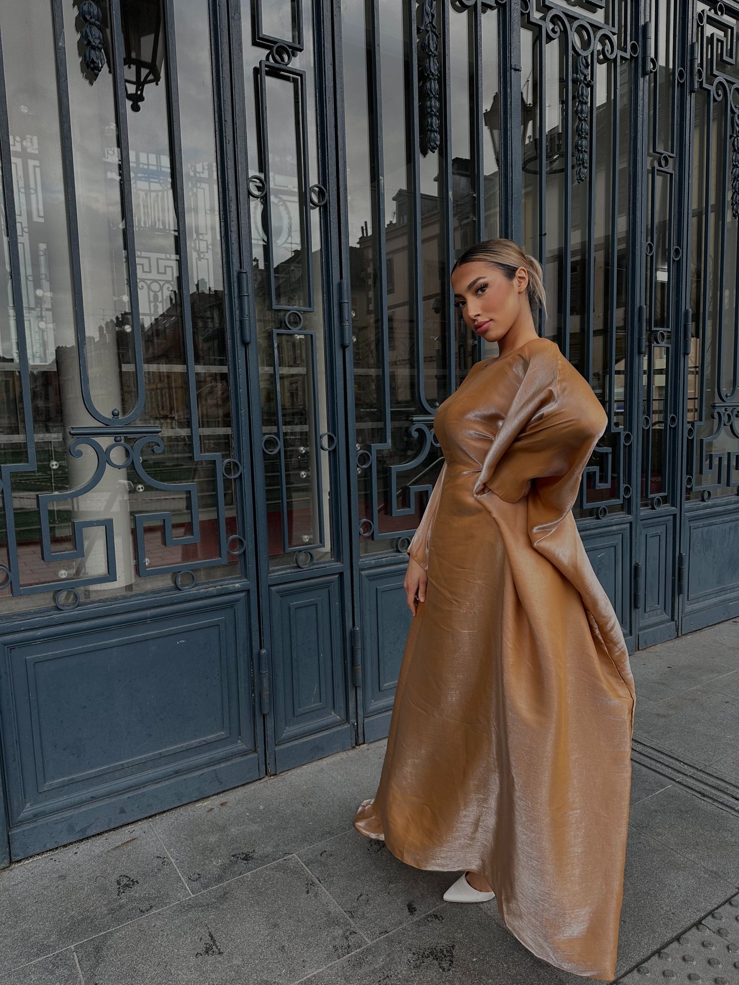 Abaya brillante doré serrée