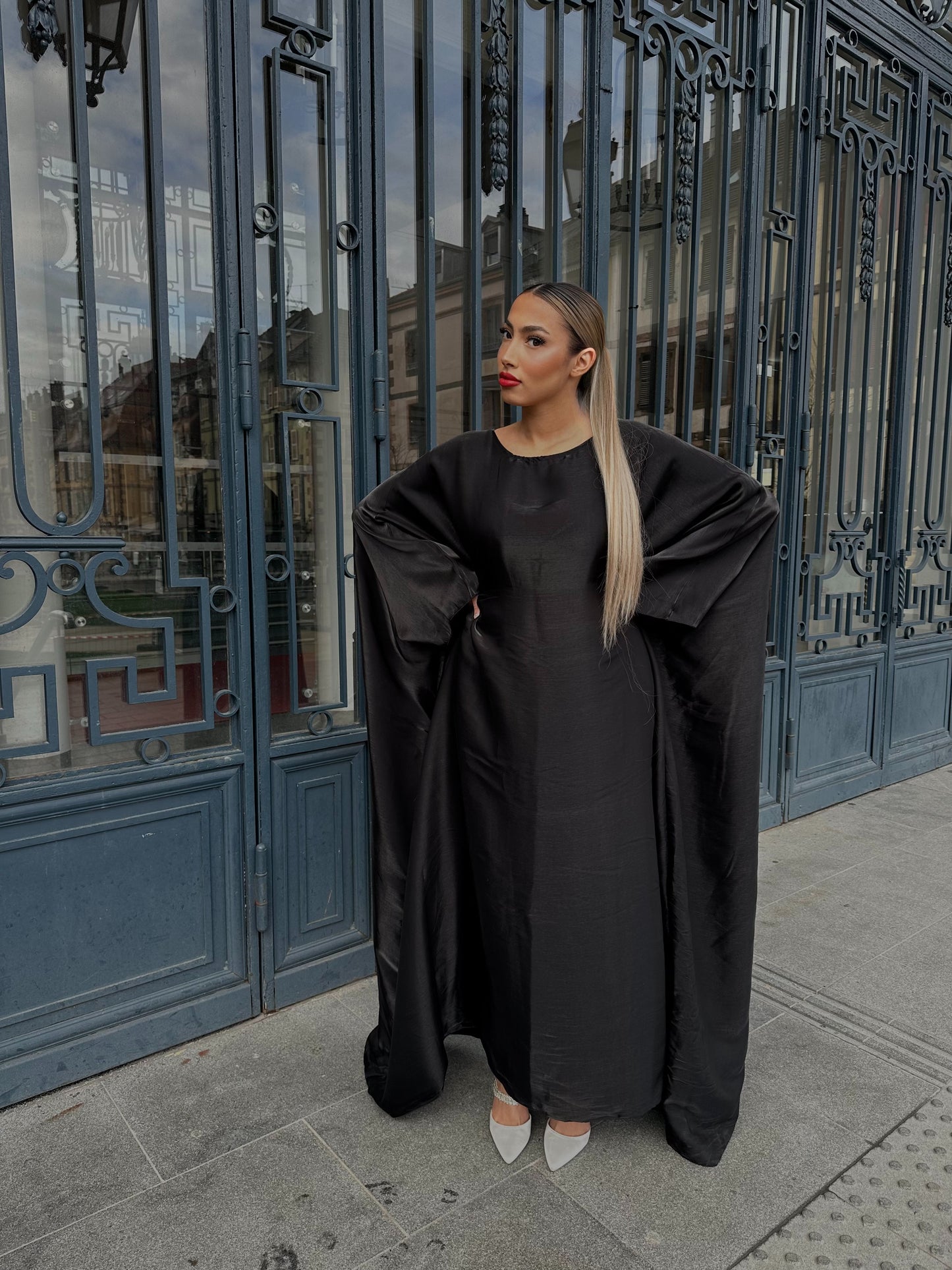 Abaya brillante noir serrée