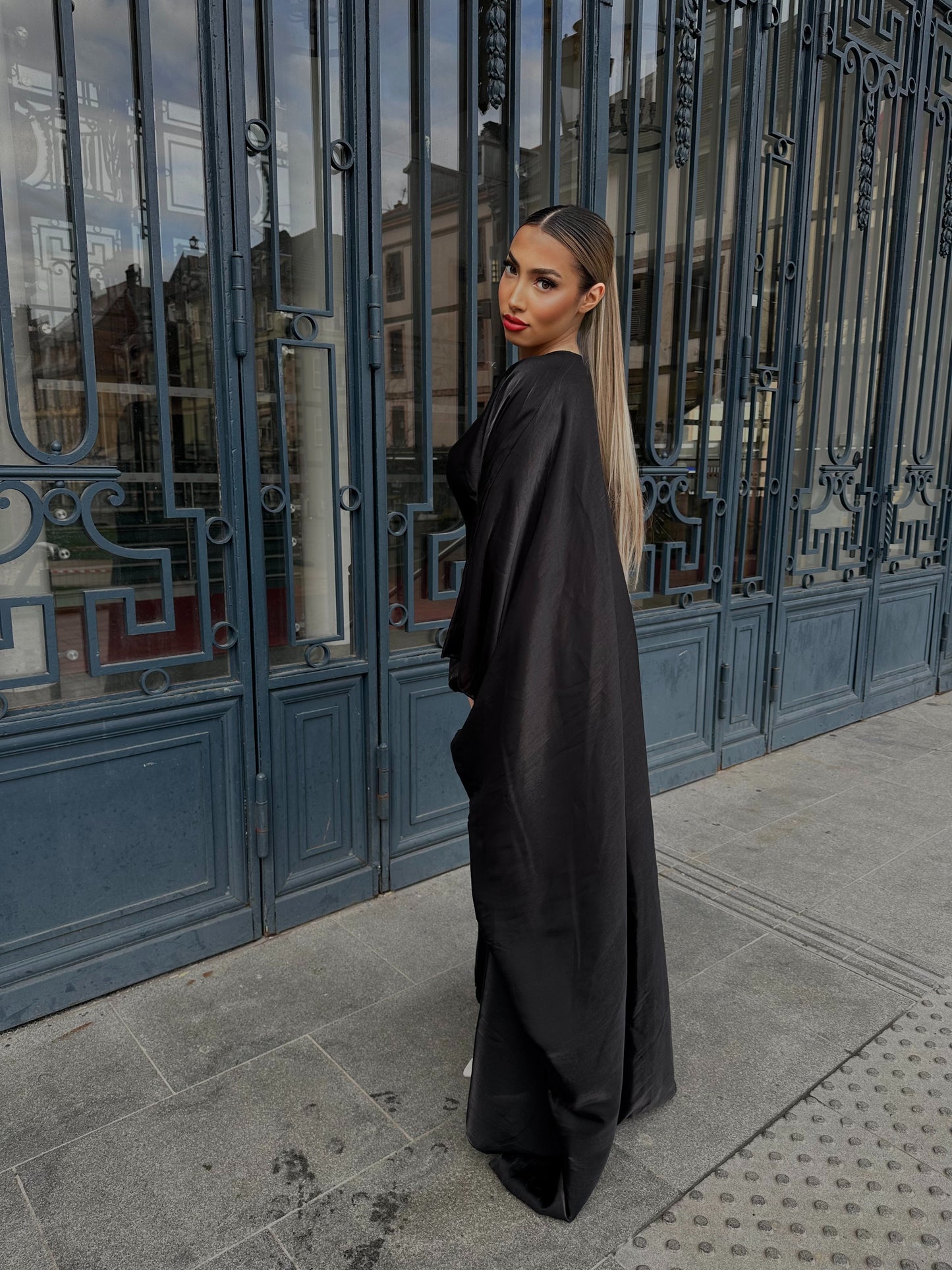 Abaya brillante noir serrée